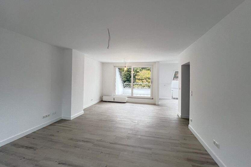 Dach-Schlösschen in Heisingen! Moderne 3½-R.-DG-Wohnung mit Balkon in ruhiger Seitenstraße 3 zimmer