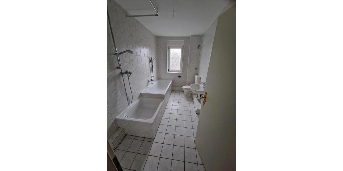 Dachgeschoßwohnung Duisburg Mittelmeiderich - 3.5 Zimmer, 144 m&sup2;, 250.000&euro; | Angebot:23595768