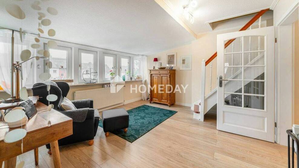 Exklusives Wohnen im Dachgeschoss - Charmante 3-Zimmer-Wohnung mit Garten und Garage