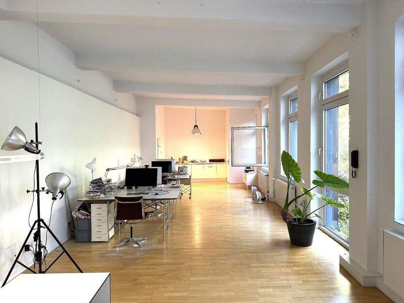 Düsseldorf-Friedrichstadt! Helles, großräumiges Büro mit PKW-Stellplatz! 1 zimmer