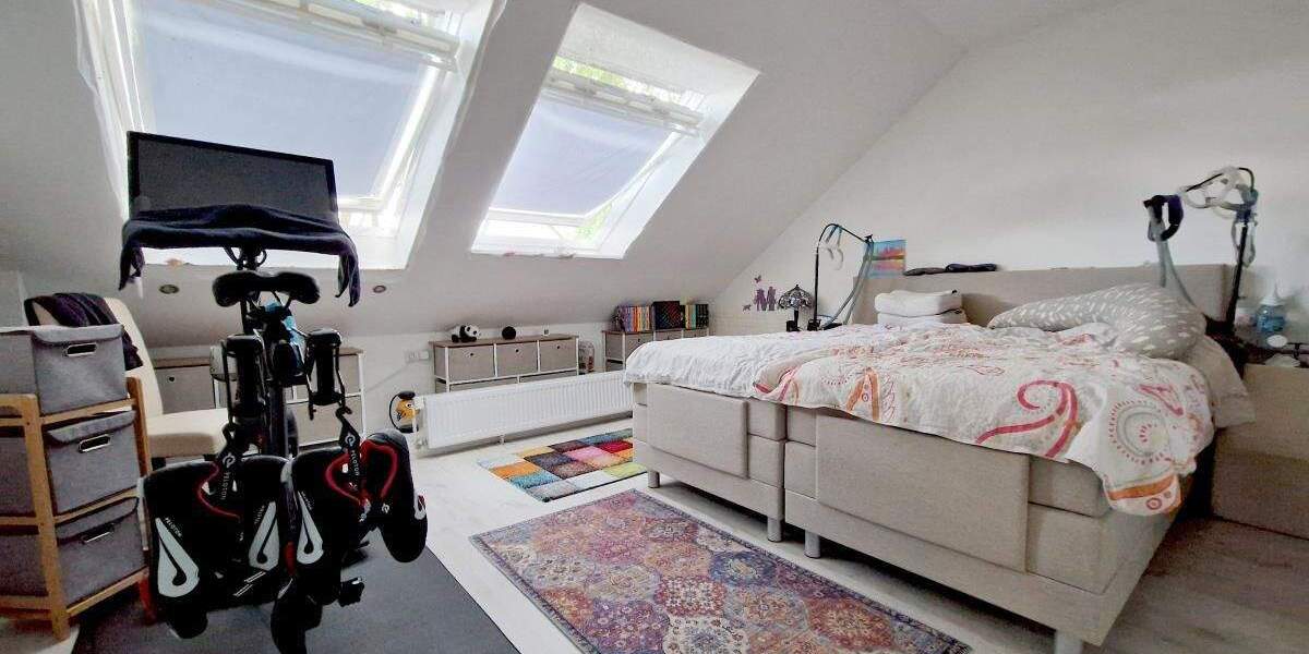 Moderne Wohnung mit Dachterrasse und einer Garage in einem Vierfamilienhaus. 3 zimmer