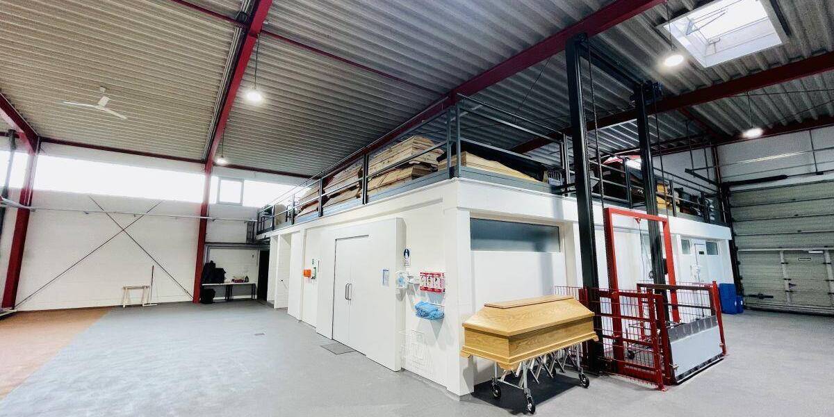 Modernisierte Halle mit Außenfläche | Sozialbereiche vorhanden | 2 Sektionaltore zimmer