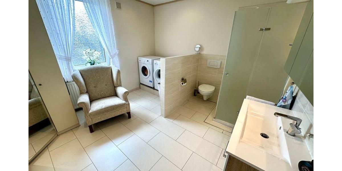 Modernisiertes Zweifamilienhaus mit großer Eigentümerwohnung in Alt-Hamborn! 6 zimmer