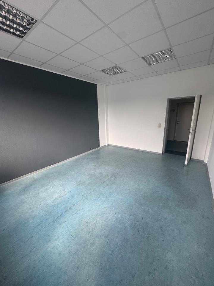 Heller Büroraum in großem Bürokomplex zu vermieten!