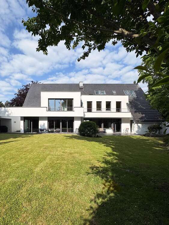 Haus zum Kaufen in Neuss 2.100.000 € 334 m²
