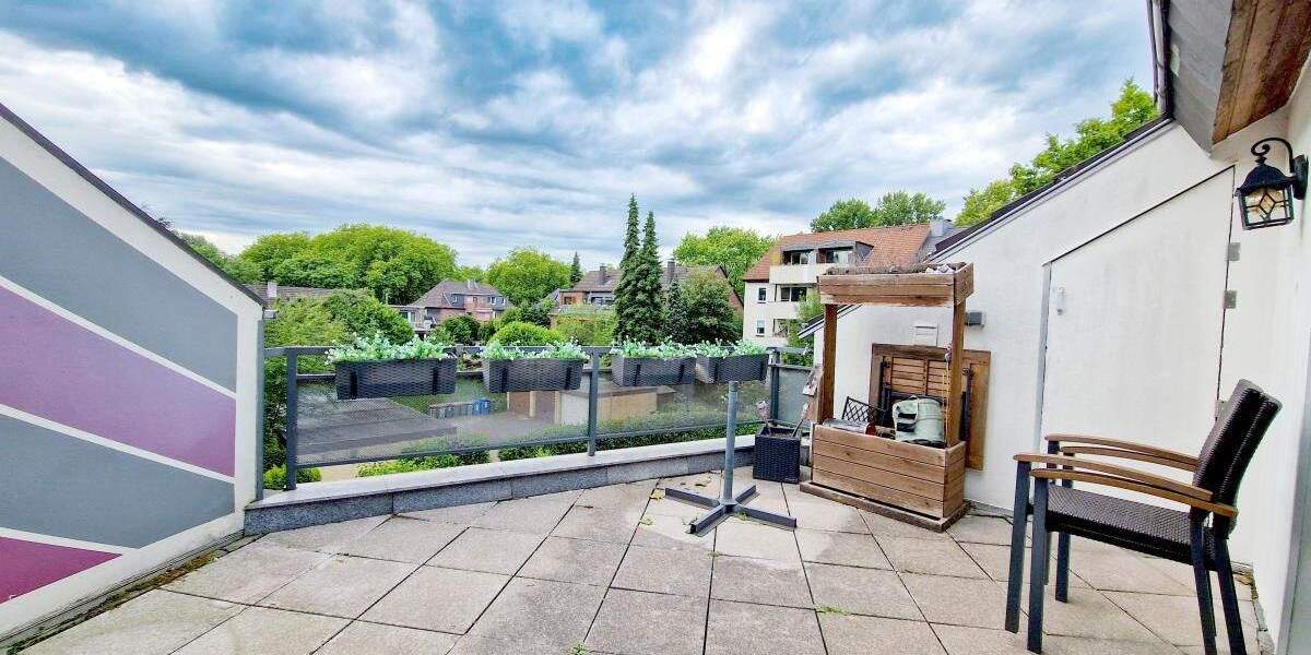 Moderne Wohnung mit Dachterrasse und einer Garage in einem Vierfamilienhaus. 3 zimmer