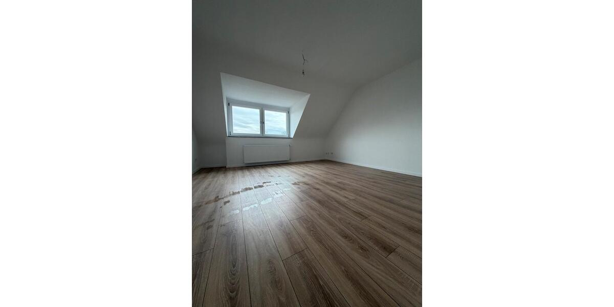 Dachgeschoßwohnung Duisburg Mittelmeiderich - 2.5 Zimmer, 78 m&sup2;, 900&euro; | Angebot:26150948