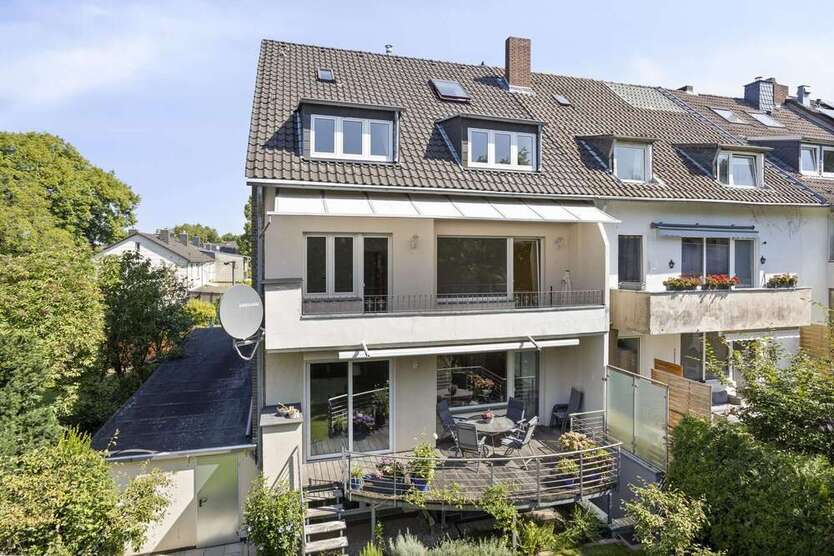 Haus zum Kaufen in Düsseldorf 895.000 € 241.55 m²