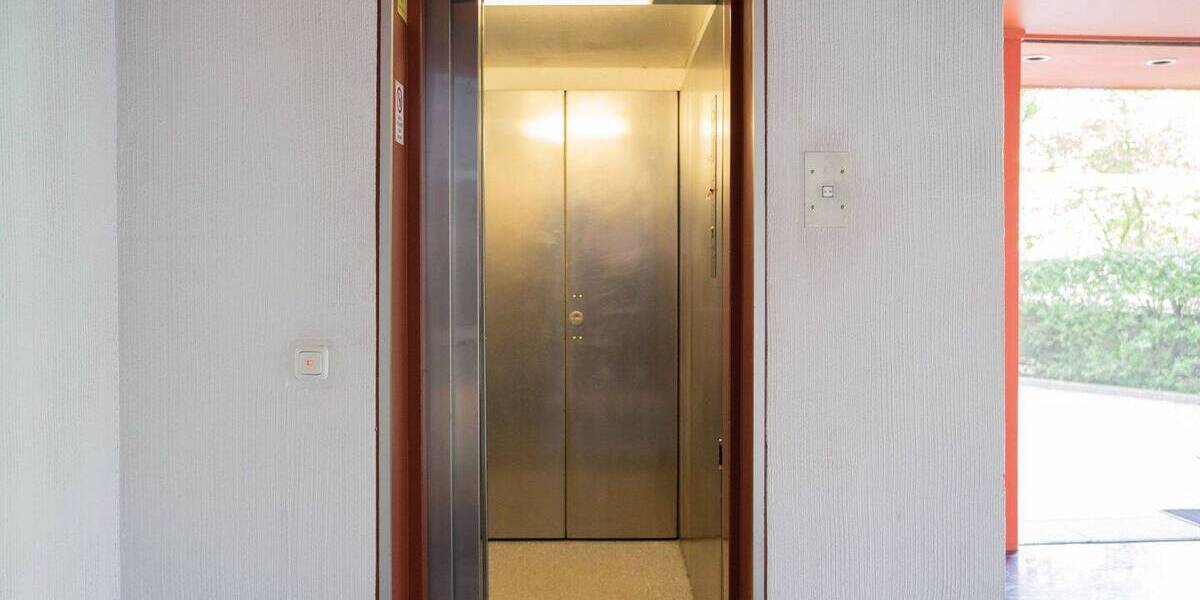 Randgebiet Düsseldorf: Wunderschöne 2,5 Zimmer-Penthousewohnung mit umlaufender Dachterrasse! 2 zimmer