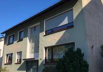 Attraktive DG-Wohnung in kleiner WE - neuwertiges Bad mit Fenster, Duschwanne, Laminat, Abstellraum