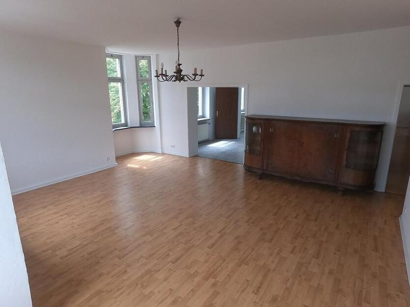 Stilvoll wohnen im Altbau – Großzügige 3,5-Zimmer-Wohnung mit Cha