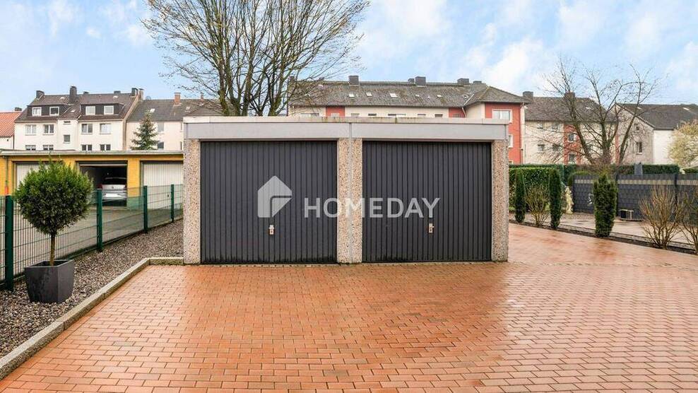 Exklusives Wohnen im Dachgeschoss - Charmante 3-Zimmer-Wohnung mit Garten und Garage