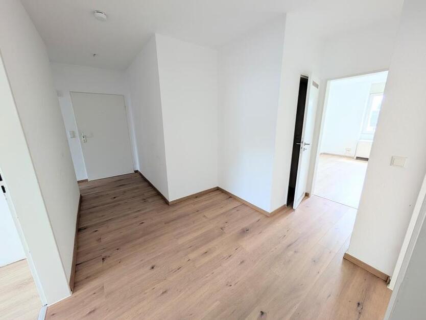 **Einziehen und wohlfühlen! +Balkon + modernes Tageslichtbad +Laminat +Gäste-WC** zimmer