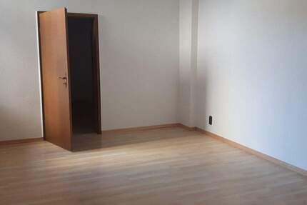 Schöne Altbauwohnung in einem 4 Parteienhaus. 4 zimmer