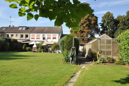 Sonniger Ausblick am Rheindeich: DHH mit großem Grundstück, Wirtschaftsanbau, Garage, Stellplatz 7 zimmer