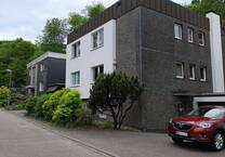 Freistehendes Zweifamilienhaus mit Garten in ruhiger Wohngegend