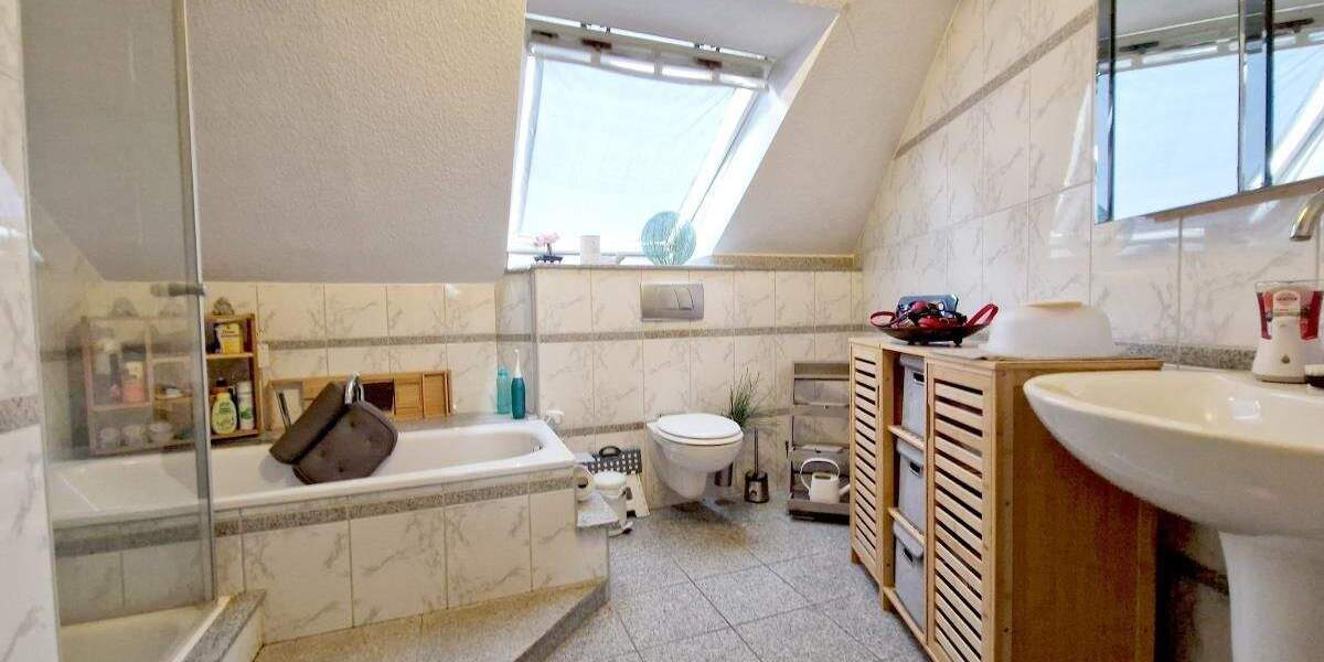 Moderne Wohnung mit Dachterrasse und einer Garage in einem Vierfamilienhaus. 3 zimmer