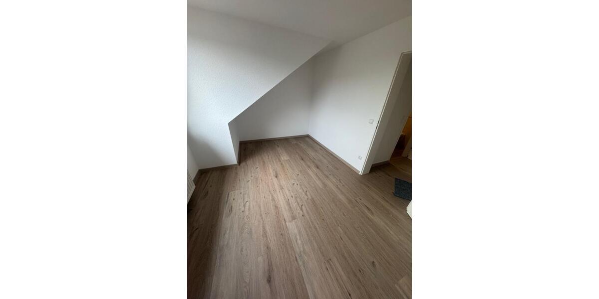 Dachgeschoßwohnung Duisburg Walsum - 3.5 Zimmer, 72 m&sup2;, 400&euro; | Angebot:24955912