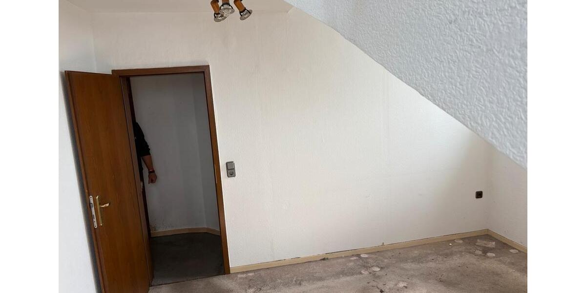 Dachgeschoßwohnung Krefeld Gartenstadt - 6 Zimmer, 109 m&sup2;, 330.000&euro; | Angebot:27413714
