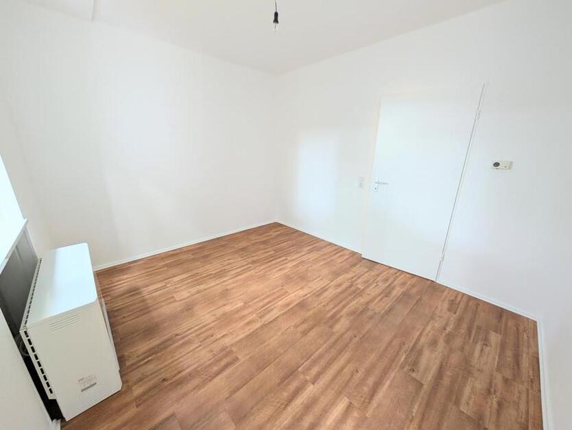 **Was will man mehr? +Balkon +frisch gestrichen +Laminat +modernes Badezimmer** zimmer