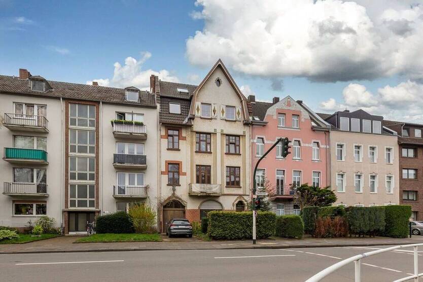 Vollvermietetes Mehrfamilienhaus mit besonderer Dachgeschoßwohnung in Krefeld!