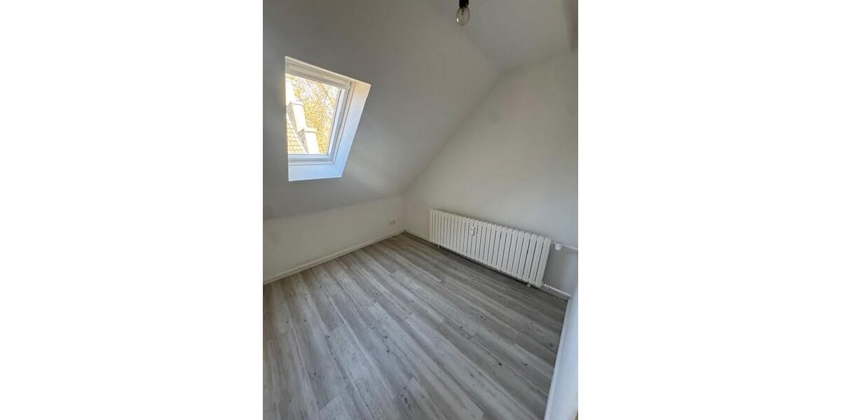 Dachgeschoßwohnung Duisburg Mittelmeiderich - 3 Zimmer, 48 m&sup2;, 385&euro; | Angebot:26115879
