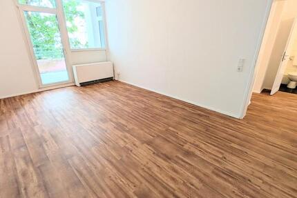 **Was will man mehr? +Balkon +frisch gestrichen +Laminat +modernes Badezimmer** zimmer