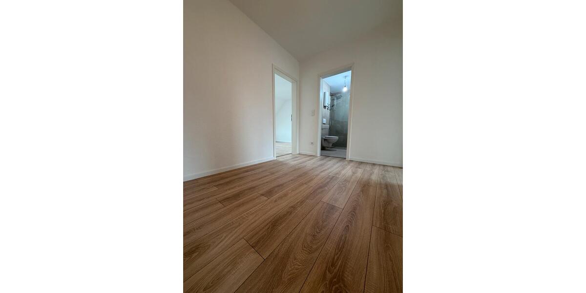 Dachgeschoßwohnung Duisburg Mittelmeiderich - 2.5 Zimmer, 78 m&sup2;, 900&euro; | Angebot:26150948
