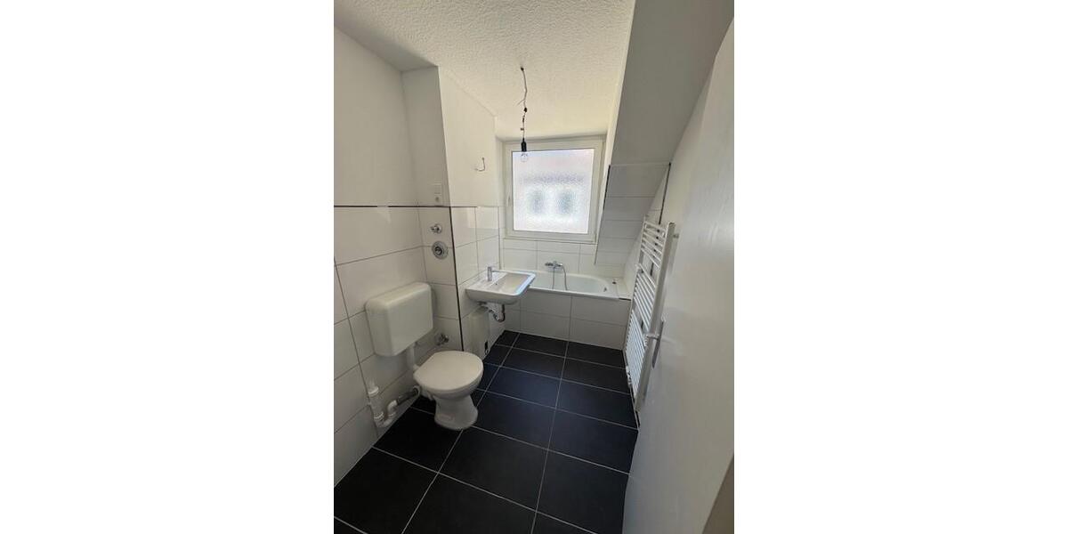 Dachgeschoßwohnung Duisburg Mittelmeiderich - 3 Zimmer, 48 m&sup2;, 385&euro; | Angebot:26115879