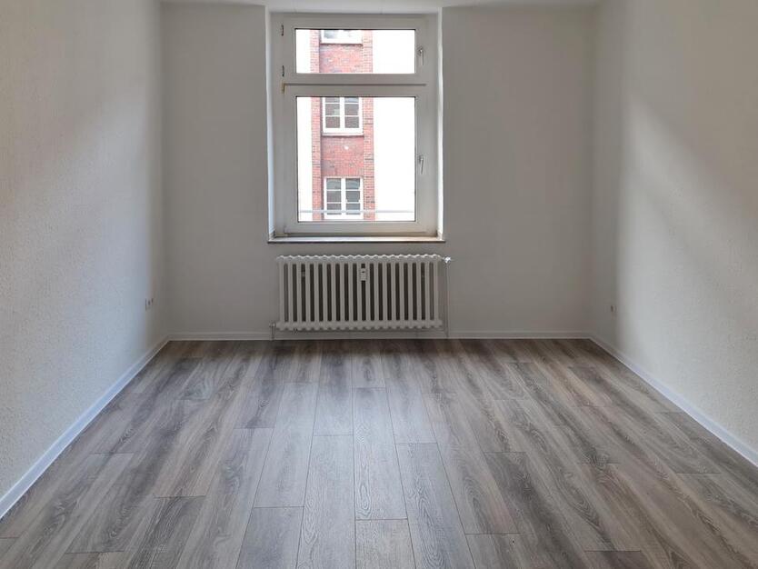 Renovierte helle 3-Zimmer-Wohnung im 1. OG zu vermieten! zimmer