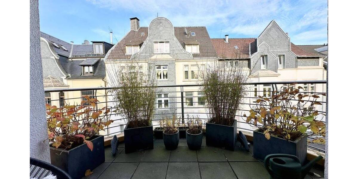 Großzügige 3,5-Zimmer-Dachgeschosswohnung mit Balkon, zwei Bädern und Ausbaupotenzial im Dachboden 3 zimmer