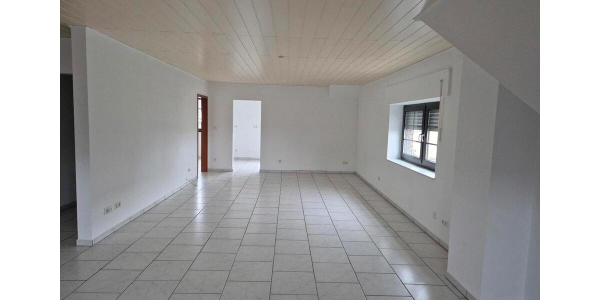 Dachgeschoßwohnung Duisburg Hochheide - 2 Zimmer, 90 m&sup2;, 896&euro; | Angebot:26200652