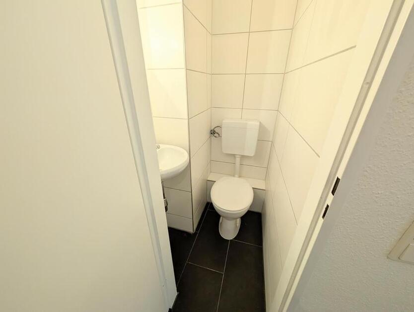 **Was will man mehr? +Balkon +frisch gestrichen +Laminat +modernes Badezimmer** zimmer