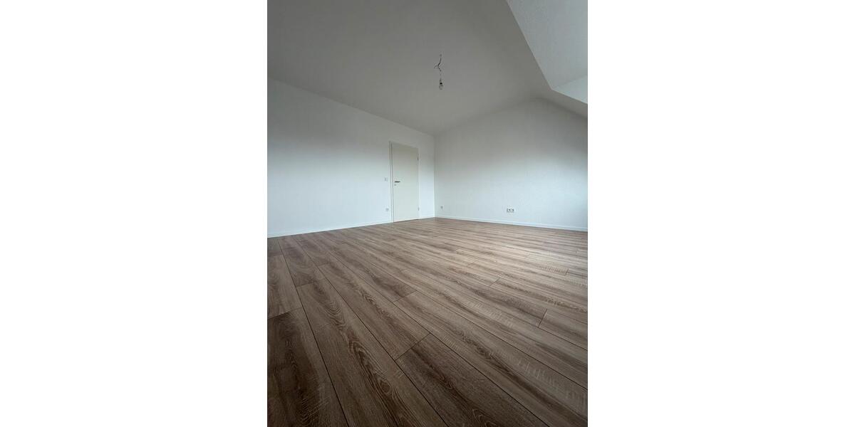 Dachgeschoßwohnung Duisburg Mittelmeiderich - 2.5 Zimmer, 78 m&sup2;, 900&euro; | Angebot:26150948