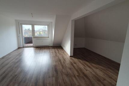 Renovierte 1,5-Zimmer-DG-Wohnung mit großem Balkon und Garage 1 zimmer