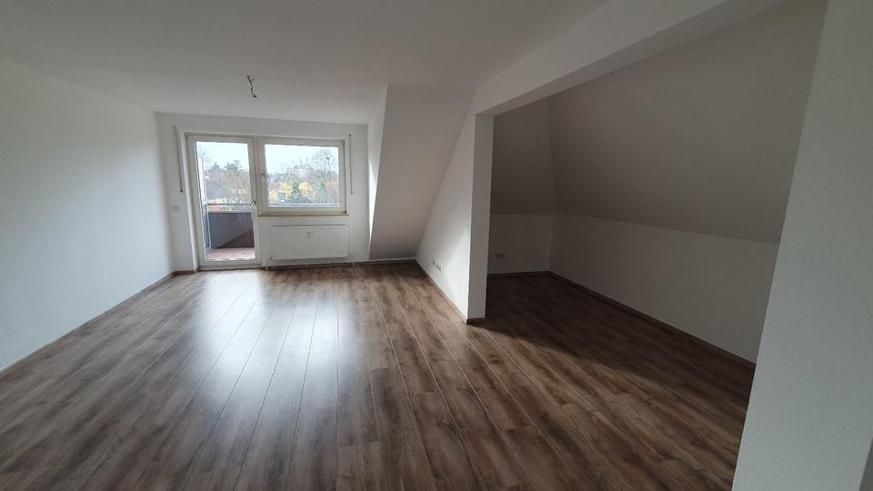 Renovierte 1,5-Zimmer-DG-Wohnung mit großem Balkon und Garage 1 zimmer