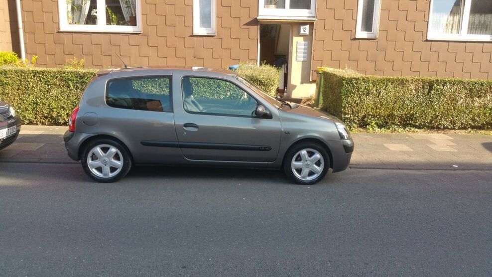Renault Clio 196.000 km 1.290 € Oberhausen 46145