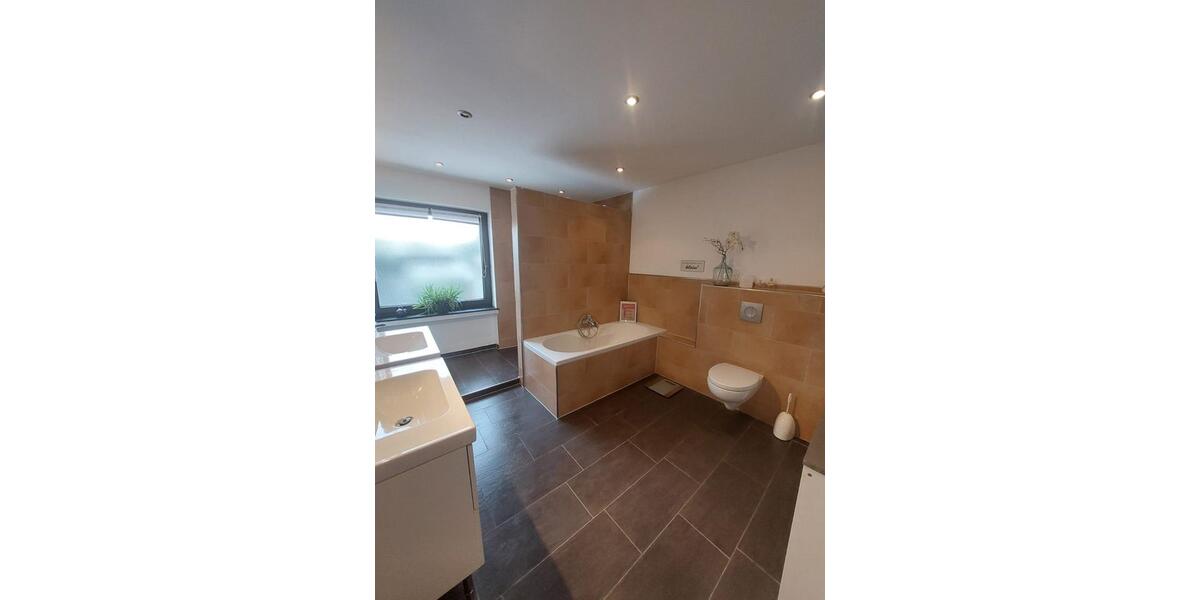 Reihenhaus Hünxe - 7 Zimmer, 250 m&sup2;, 2.200&euro; | Angebot:26295244