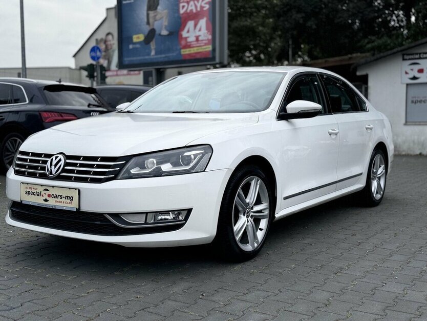 VW Passat 2,0 TDI Highline / Leder / SHD / Keyless 228.000 km 12.890 € Mönchengladbach 41066