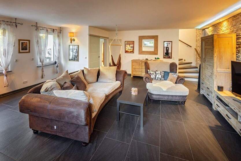 Zwei Häuser in einem mit zwei separaten Eingängen - Einfamilienhaus plus erweiterte Einliegerwohnung 9 zimmer