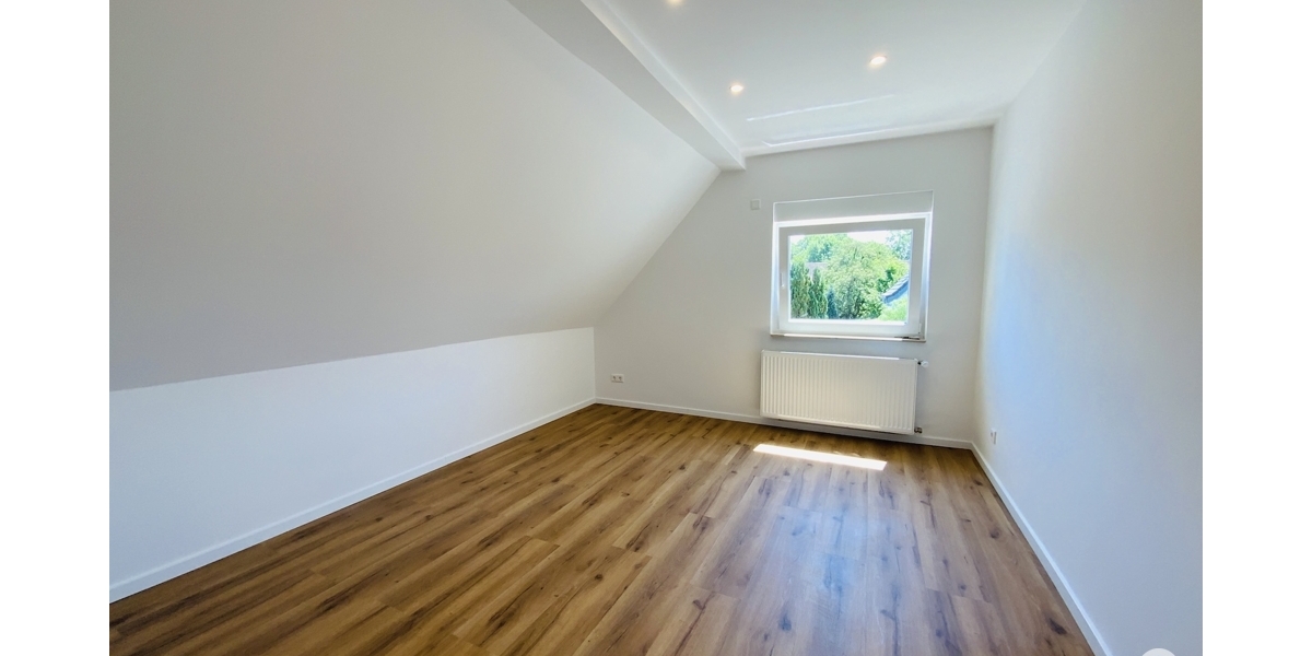 Einfamilienhaus mit 5 Zimmern und 2 Bädern, großem Garten ideal für Familien. Komplett saniert! - Einfamilienhaus Düsseldorf / Rath Rath | Angebot:27112998