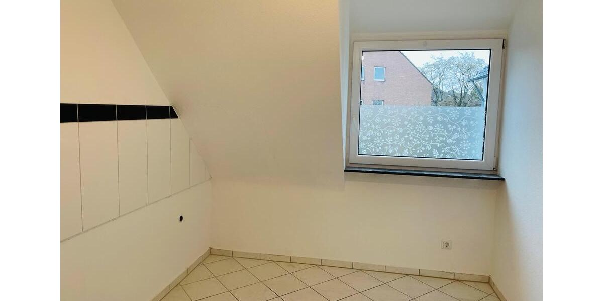 Dachgeschoßwohnung Krefeld Gellep-Stratum - 3 Zimmer, 61 m&sup2;, 198.500&euro; | Angebot:25255118