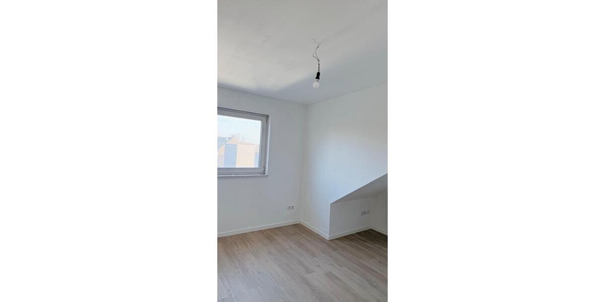 Dachgeschoßwohnung Duisburg Walsum - 4 Zimmer, 87 m&sup2;, 1.200&euro; | Angebot:25087105