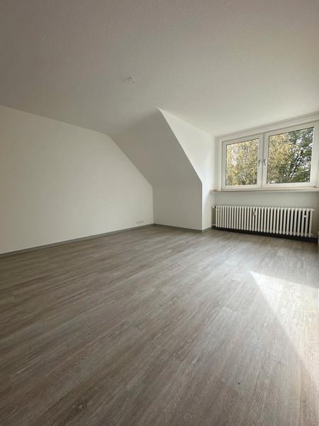 Frisch renovierte 4-Zi.-DG-Whg. mit Tageslichtbad zimmer