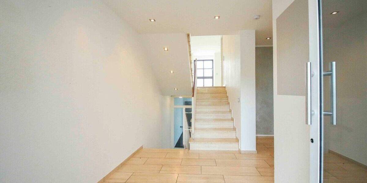 Leben in der Innenstadt: Gepflegtes Reihenmittelhaus samt Dachterrasse und TG-Stellplatz 5 zimmer