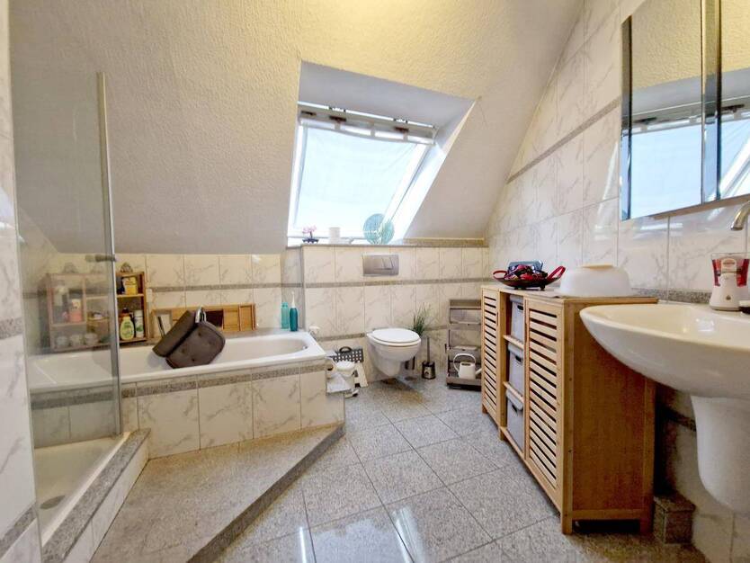 Moderne Wohnung mit Dachterrasse in einem Vierfamilienhaus. 3 zimmer