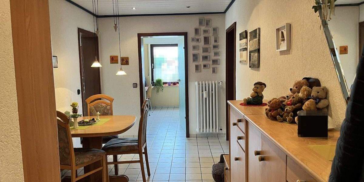 3-Zimmer Dachgeschosswohnung mit großem Balkon und PKW-Stellplatz in Duisburg-Bergheim 3 zimmer