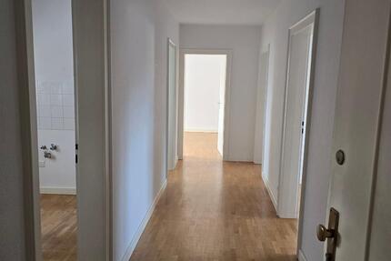 Helle Dachgeschoßwohnung in Uni - Nähe in Duisburg, WG geeignet! 3 zimmer