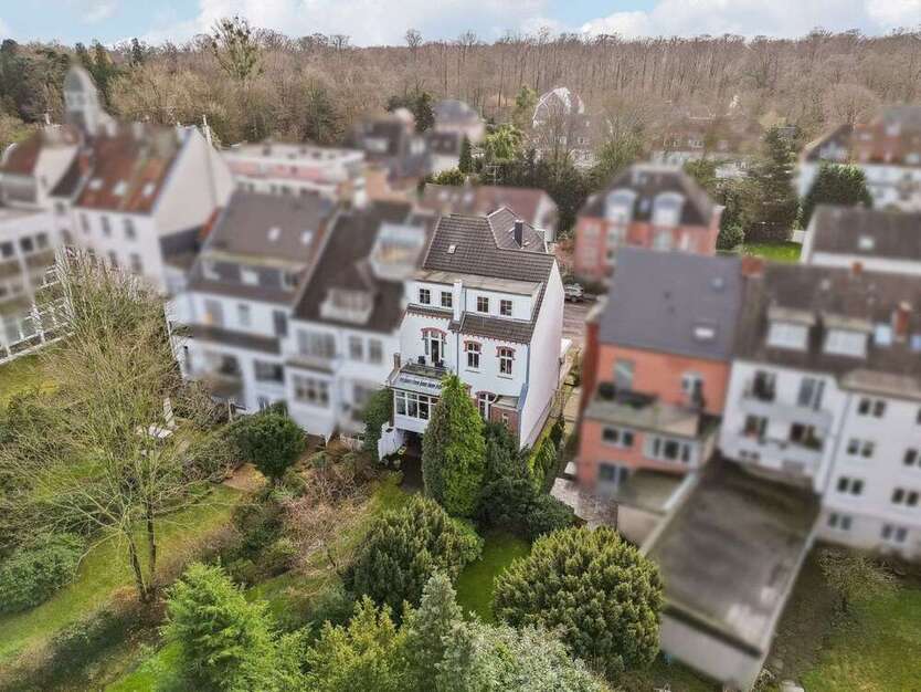 Haus zum Kaufen in Düsseldorf 1.990.000 € 295.92 m²