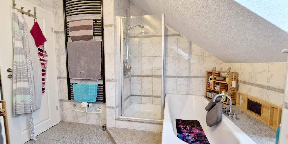 Moderne Wohnung mit Dachterrasse und einer Garage in einem Vierfamilienhaus. 3 zimmer